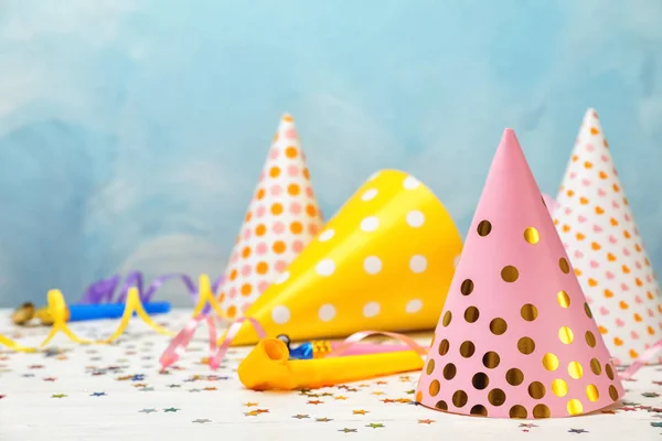 Chapeaux Fête Anniversaire Sur Table Sur Fond Couleur — Photo