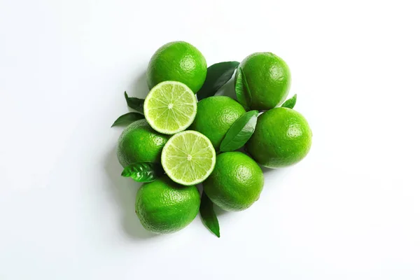 Verse Rijpe Limes Witte Achtergrond Bovenaanzicht — Stockfoto