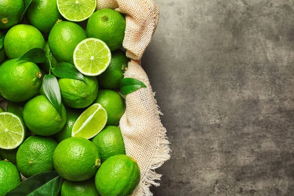 Krat Met Verse Rijpe Limes Grijze Achtergrond Bovenaanzicht — Stockfoto