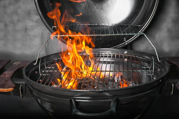 Neuer Moderner Grill Mit Kohlen Auf Schwarzem Hintergrund — Stockfoto