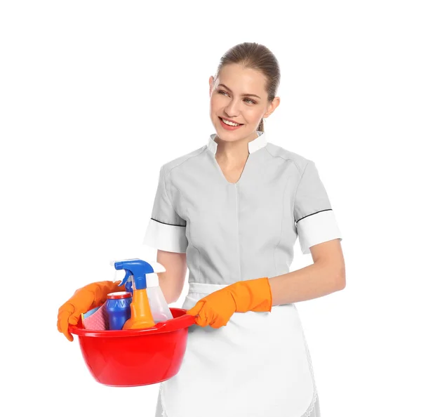 Junges Zimmermädchen Hält Waschbecken Mit Reinigungsmitteln Auf Weißem Hintergrund — Stockfoto