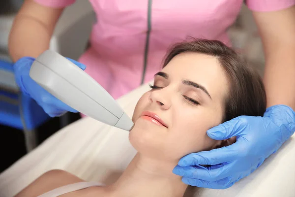 Mujer Joven Sometida Procedimiento Depilación Láser Salón Belleza —  Fotos de Stock