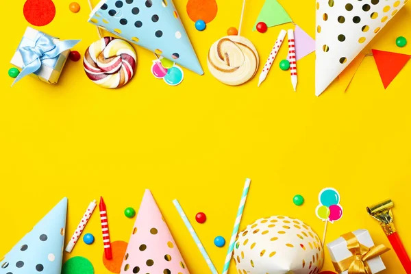 Composición Plana Con Artículos Fiesta Cumpleaños Sobre Fondo Color — Foto de Stock