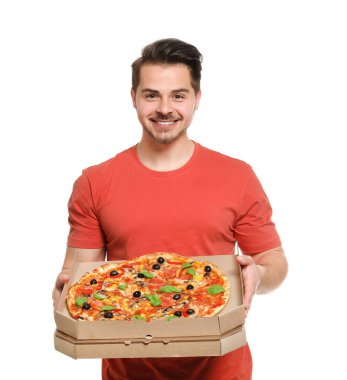 Beyaz zemin üzerine lezzetli pizza ile çekici bir genç adam