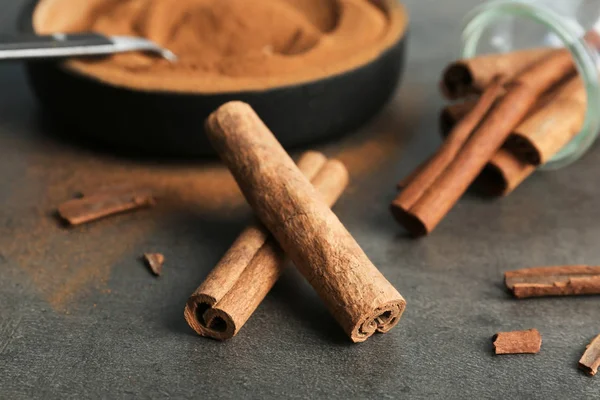Aromatic Cinnamon Sticks Powder Grey Background — Stock Photo, Image