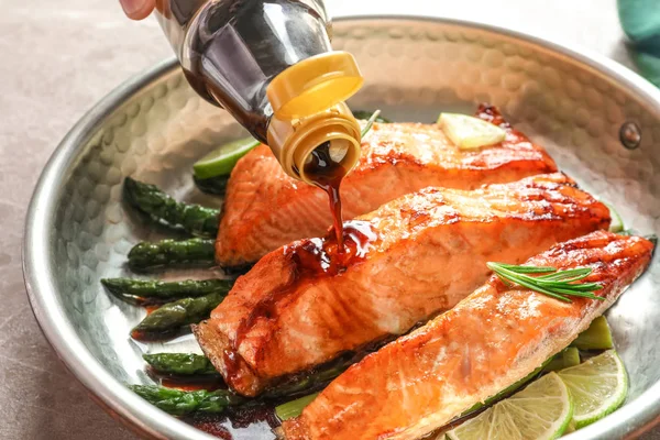 Pouring Sauce Tasty Cooked Salmon Frying Pan Closeup — Stock Photo, Image