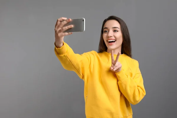 Jovem Atraente Tomando Selfie Com Telefone Fundo Cor — Fotografia de Stock