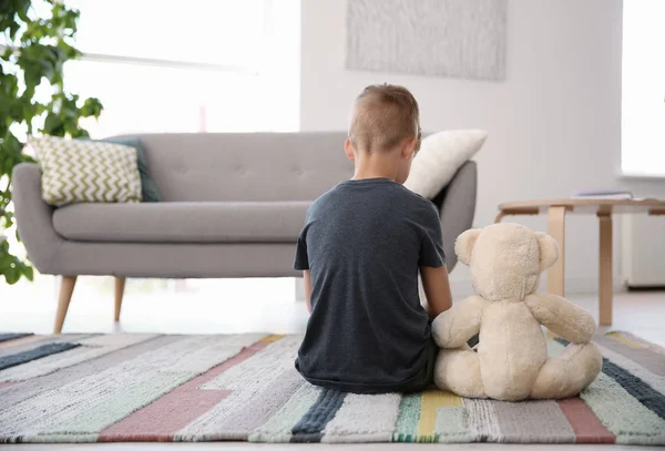 Yalnız Ufaklikla Katta Evde Oturan Bir Oyuncak Ayı Otizm Kavramı — Stok fotoğraf