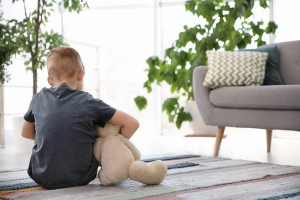 Menino Solitário Com Ursinho Sentado Chão Casa Conceito Autismo — Fotografia de Stock