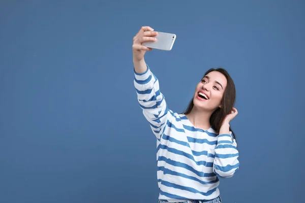 Attraktive Junge Frau Macht Selfie Mit Handy Auf Farbigem Hintergrund — Stockfoto