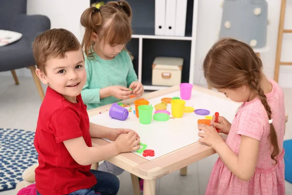 Crianças Pequenas Bonitos Usando Massa Brincar Mesa Dentro Casa — Fotografia de Stock