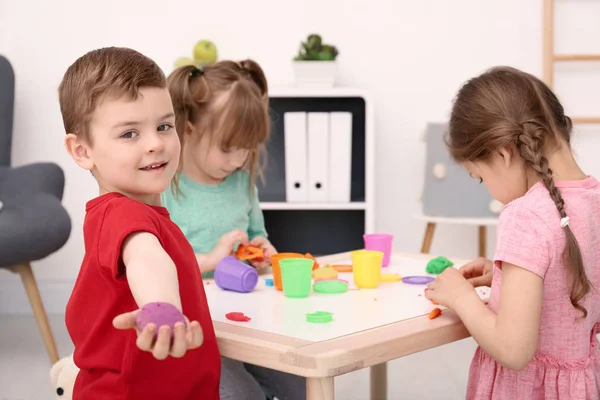 Roztomilé Malé Děti Pomocí Playmais Stolu Uvnitř — Stock fotografie