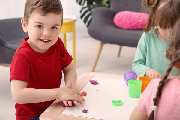 Leuke Lieve Kinderen Met Behulp Van Spelen Deeg Aan Tafel — Stockfoto