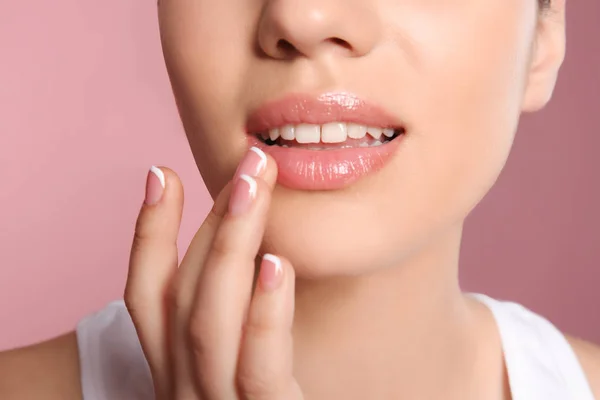 Mujer Joven Con Labios Sexy Fondo Color Primer Plano —  Fotos de Stock