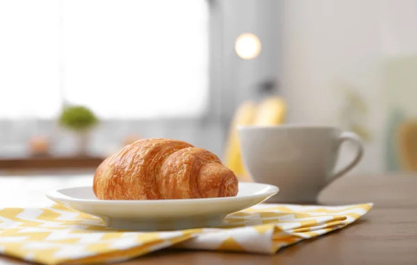 Teller Mit Leckeren Frisch Gebackenen Croissants Auf Dem Tisch — Stockfoto