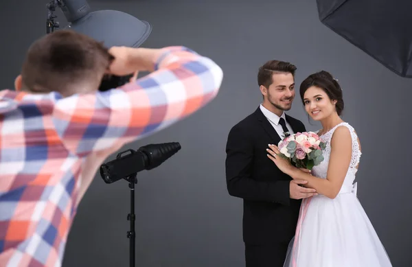 Fotógrafo Profissional Tirando Foto Casal Casamento Estúdio — Fotografia de Stock