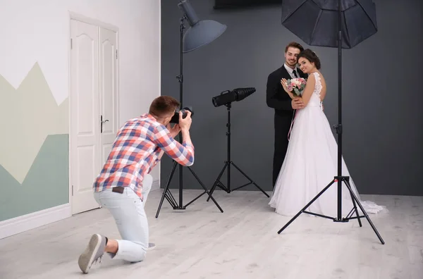 Fotógrafo Profissional Tirando Foto Casal Casamento Estúdio — Fotografia de Stock