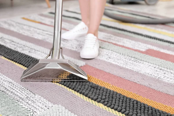 Arbeiterin Entfernt Schmutz Vom Teppich Mit Professionellem Staubsauger Innenräumen — Stockfoto