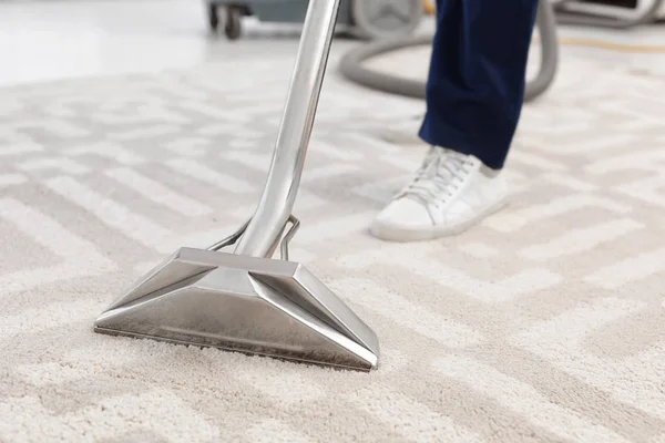 Pekerja Laki Laki Mengeluarkan Kotoran Dari Karpet Dengan Vacuum Cleaner — Stok Foto