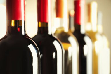 Şişe lezzetli şarap, closeup ile. Profesyonel sommelier