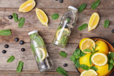 Detoks limonata ve malzemeler ahşap arka plan üzerinde düz yatıyordu kompozisyonu