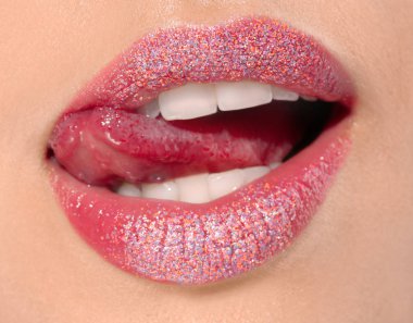 Güzel genç model güzel dudaklar makyaj, closeup ile