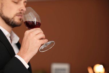 Şarap kapalı olan genç adam