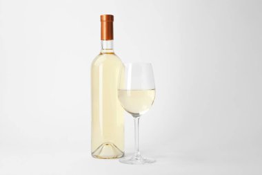 Şişe ve cam açık renkli pahalı beyaz şarap