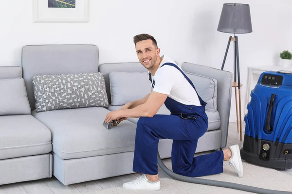 Trabajador Masculino Quitando Suciedad Del Sofá Con Aspiradora Profesional Interiores — Foto de Stock
