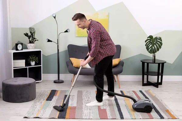 Young Man Removing Dirt Carpet Vacuum Cleaner Home — Stock Photo, Image