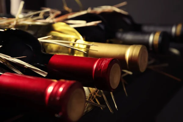 Garrafas Com Vinho Delicioso Prateleira Close Sommelier Profissional — Fotografia de Stock