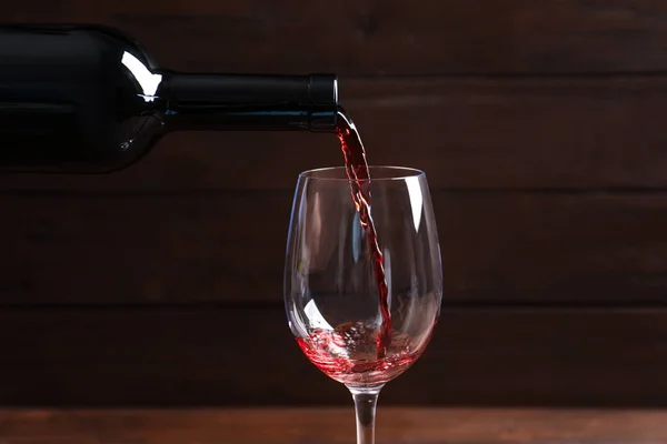 Versare Delizioso Vino Rosso Bicchiere Sfondo Sfocato — Foto Stock