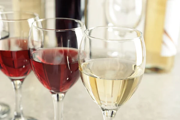 Eleganti Bicchieri Con Delizioso Vino Tavola — Foto Stock