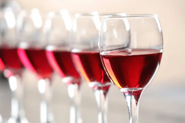 おいしい赤ワイン クローズ アップのメガネ — ストック写真