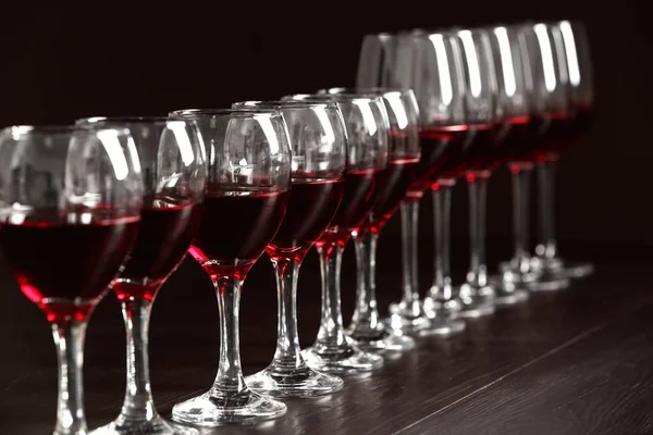 Gözlük Masada Lezzetli Kırmızı Şarap Ile — Stok fotoğraf