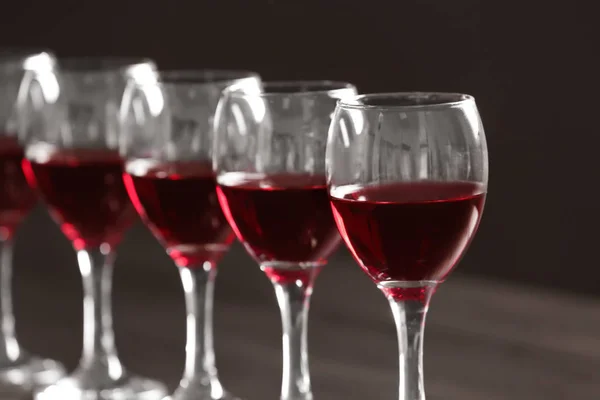 Copos Com Delicioso Vinho Tinto Close — Fotografia de Stock