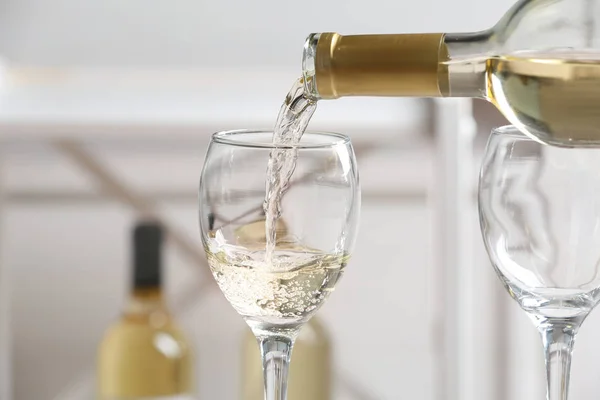 Наливаючи Смачне Біле Вино Склянку Світлому Фоні — стокове фото