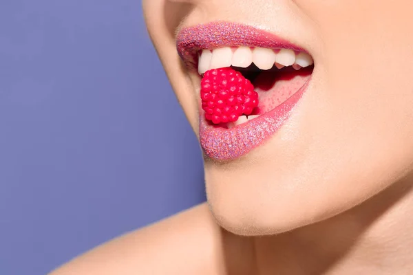 Hermosa Modelo Joven Con Maquillaje Creativo Celebración Dulces Los Labios — Foto de Stock