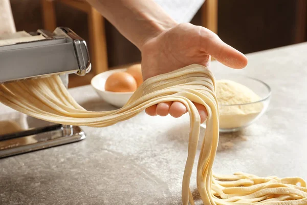 Mujer Joven Preparando Fideos Con Pastelero Mesa — Foto de Stock