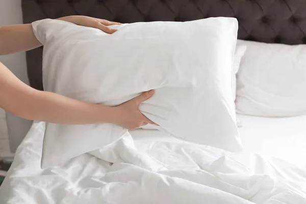 Νεαρή Γυναίκα Κρατώντας Λευκό Μαξιλάρι Πάνω Από Κρεβάτι Κοντινό Πλάνο — Φωτογραφία Αρχείου