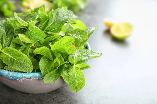 Cuenco Con Menta Aromática Fresca Mesa — Foto de Stock