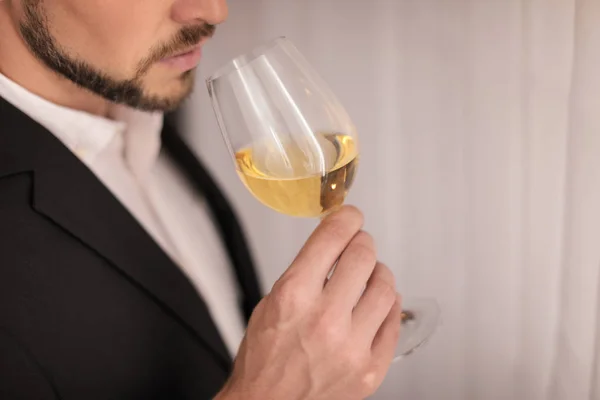 Joven Con Copa Vino Interior — Foto de Stock