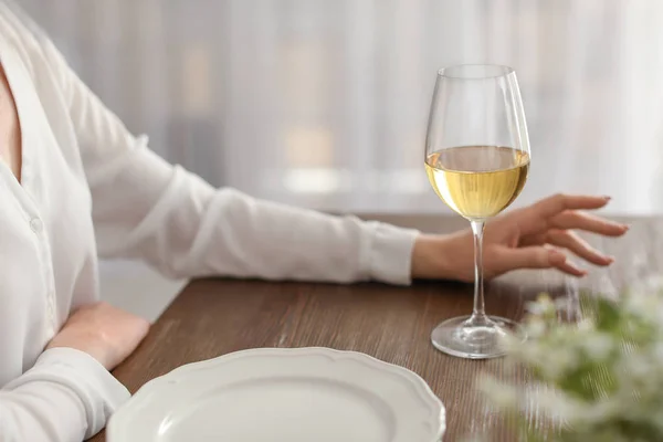 Mulher Com Copo Vinho Mesa Restaurante — Fotografia de Stock