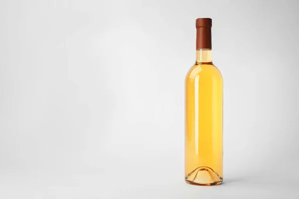 Beyaz Arka Plan Üzerinde Pahalı Şarap Şişe — Stok fotoğraf