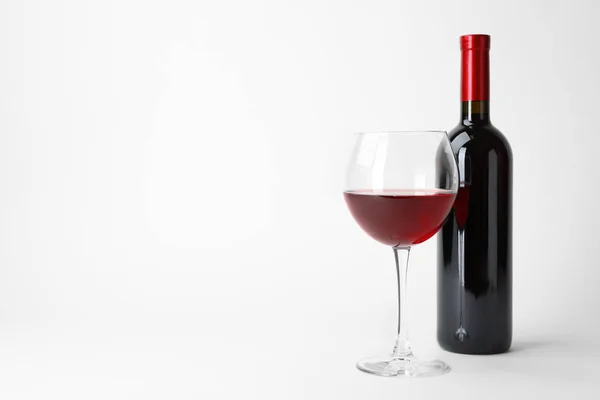 Flaska Och Glas Dyra Rött Vin Ljus Bakgrund — Stockfoto