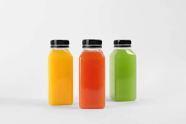 Flaschen Mit Köstlichen Bunten Säften Auf Weißem Hintergrund — Stockfoto