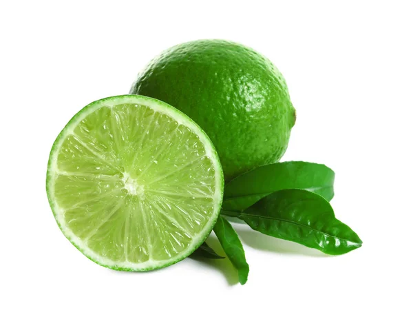 酸橙新鲜的绿色成熟白色背景上 — 图库照片