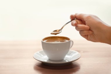 Ahşap masa, aromatik kahve kadınla