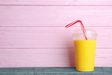 Lezzetli detoks yüzlü tablo ile plastik bardak