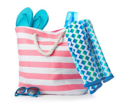 Beyaz arkaplanda plaj nesneleri ile kompozisyon